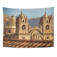 Kule Blizanci i kupola povijesne Iglesia de la Cop, vidljiva kroz crvene krovove Cusca u Peruu, crkvena zidna tapiserija, uređenje