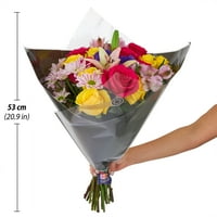 Svježe izrezani izuzetno veliki vrhunski buket ruža i cvijeća, minimalno stabljike, boje se razlikuju